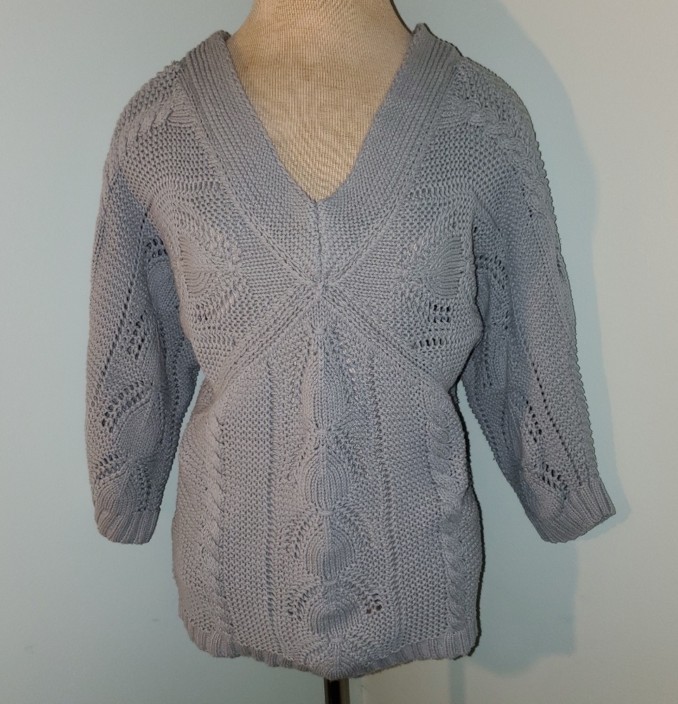 Beautiful Sweater in Excellent Condition. Size Med